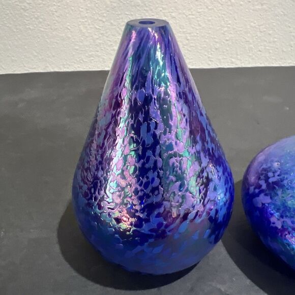 2 VINTAGE HANDBLOWN BLUE IRIDESCENT SMALL ART CRACKLE GLASS BUD VASE - Picture 2 of 14